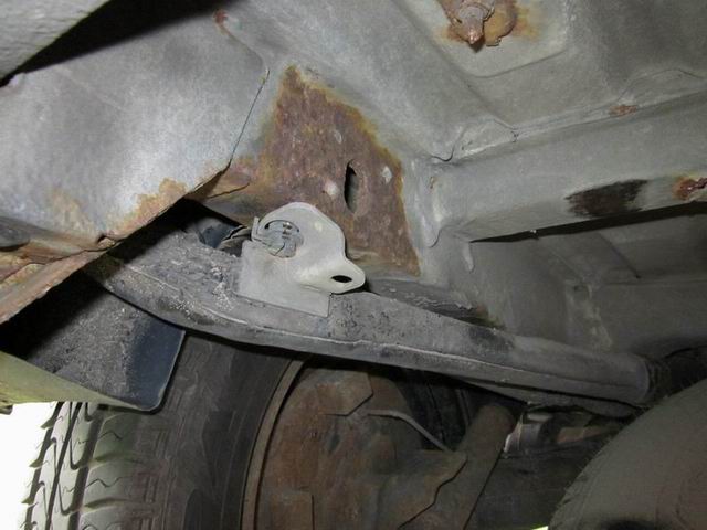 2012.06.26  kangoo otwory montażowe pod hak.1.jpg